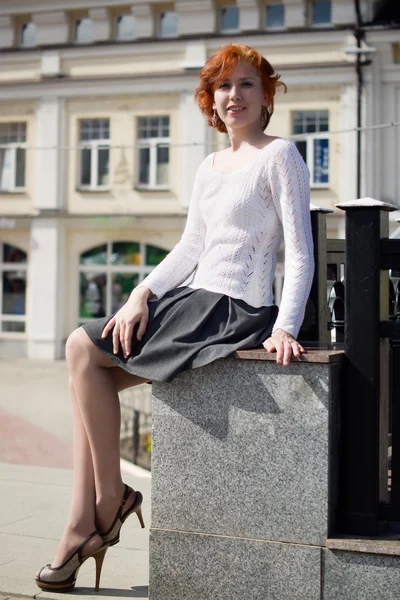 Hermosa pelirroja caminando por la calle europea — Foto de Stock