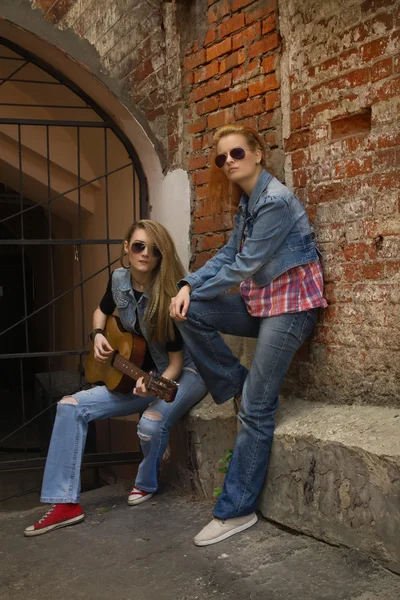 Hippie hermosa chica amigos tocando la guitarra en la ciudad — Foto de Stock