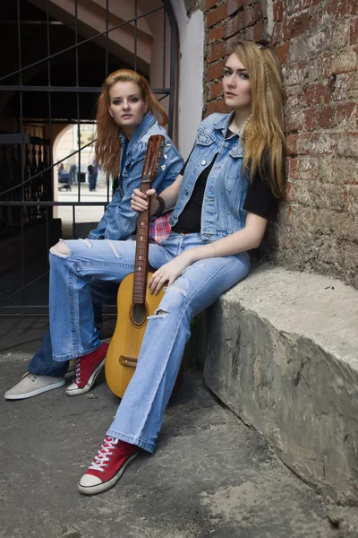 Hippie beautiful girl friends playing guitar in the city — Stock Photo, Image