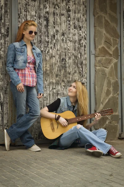 Hippi güzel kız arkadaşlar City gitar çalmak — Stok fotoğraf