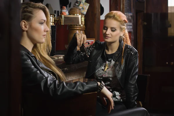 两位美丽摇滚女孩朋友在摇滚俱乐部 — 图库照片