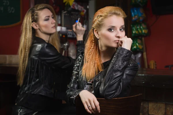 Dos hermosas amigas rockeras en el club de rock —  Fotos de Stock