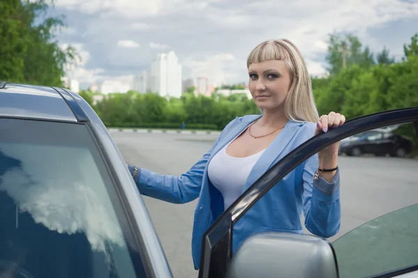 Zakenvrouw die permanent in de achtergrond van de straat-auto — Stockfoto