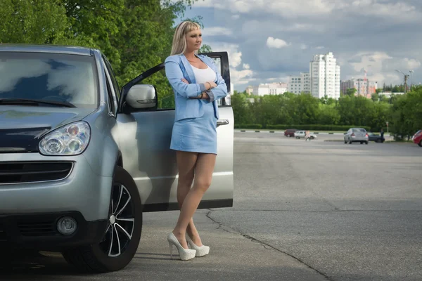 Zakenvrouw die permanent in de achtergrond van de straat-auto — Stockfoto