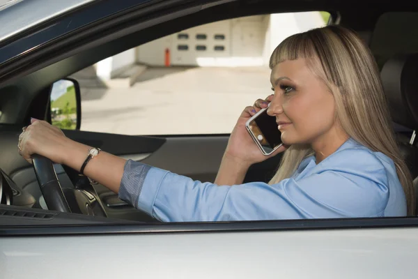 Zakenvrouw op telefoon in de auto — Stockfoto