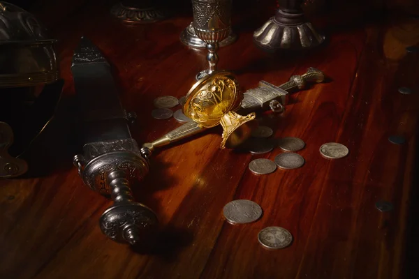 Gladius, antique hand weapon, helmet on a table — Stock Photo, Image