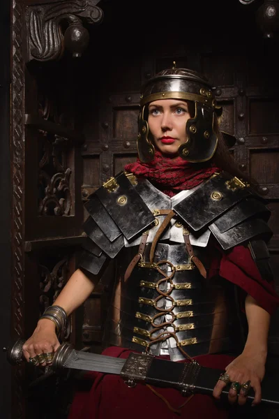 ローマの兜と鎧で美しい女性 — ストック写真