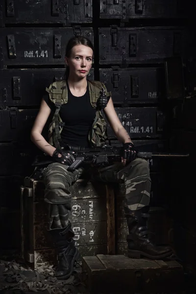 Girl in the black T-shirt with a gun — Stock Photo, Image