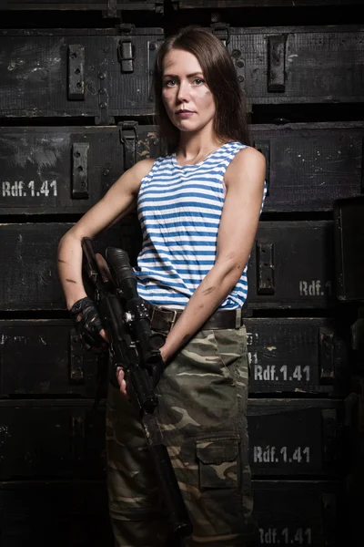 Русская девушка с пистолетом — стоковое фото