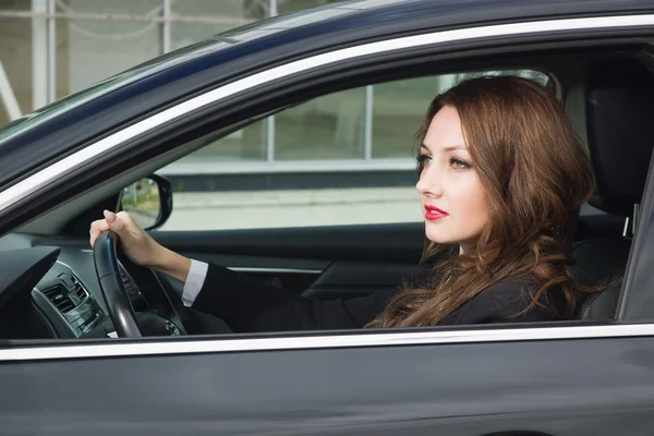 Jonge vertrouwen zakenvrouw rijdende auto — Stockfoto