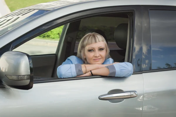 Joven mujer de negocios confiado conducir coche — Foto de Stock