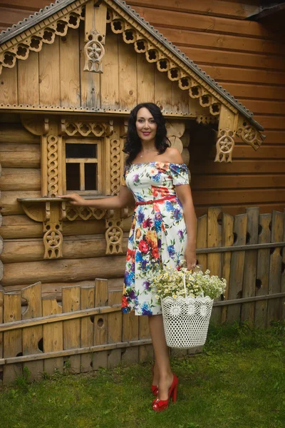 Vackra vuxen kvinna med en bukett av fältet prästkragar. — Stockfoto