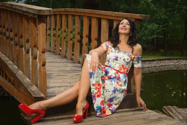 Bella donna adulta rilassante in un parco — Foto Stock