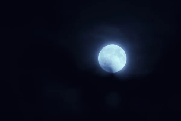 Beau ciel nocturne magique avec pleine lune — Photo