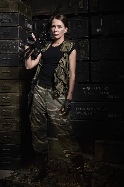 Flicka i svart T-shirt med en pistol — Stockfoto