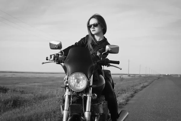 Biker girl in a leather jacket on a motorcycle — Stock Photo, Image