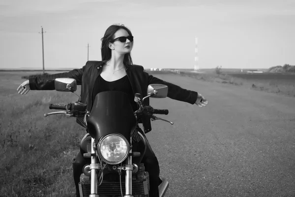 Biker fille dans une veste en cuir sur une moto — Photo