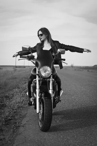 Ποδηλάτης κορίτσι σε ένα δερμάτινο σακάκι με μοτοσικλέτα — Φωτογραφία Αρχείου