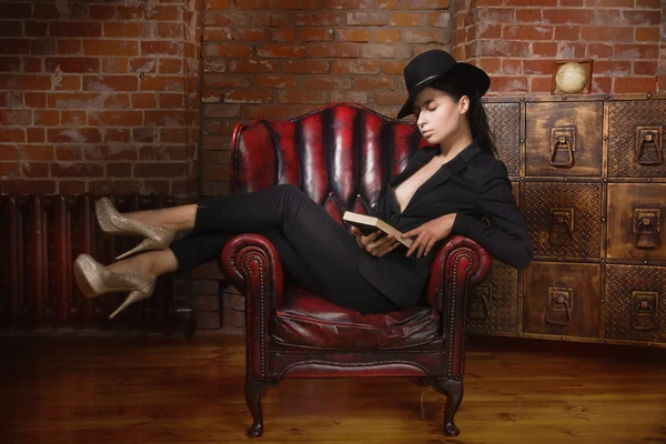 Элегантная модная женщина в черном костюме и шляпе в винтаге — стоковое фото