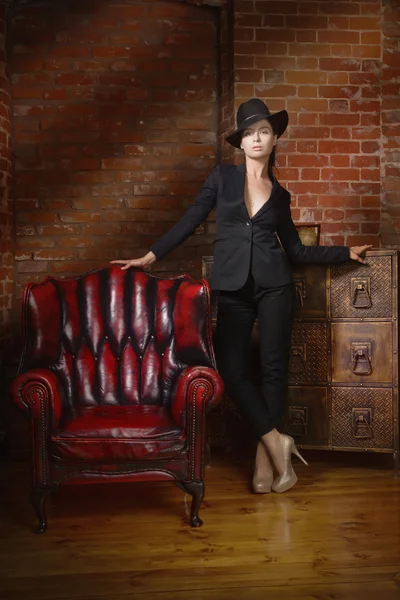 Mulher elegante moda vestindo terno preto e chapéu em uma vinheta — Fotografia de Stock