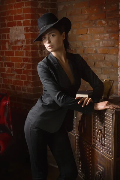 Eleganta fashionabla kvinnan klädd i svart kostym och hatt i en vintag — Stockfoto
