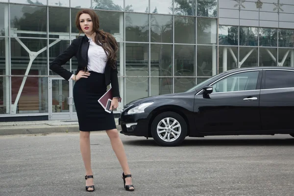 Business woman standing in the street background car — Stock Photo, Image