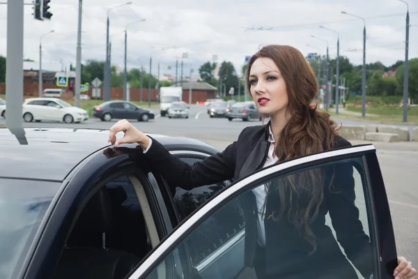 Business woman standing in the street background car — Stock Photo, Image