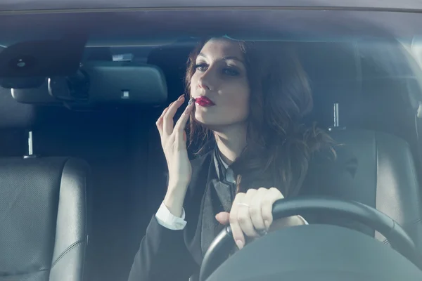 Ung selvsikker forretningskvinde kører bil - Stock-foto