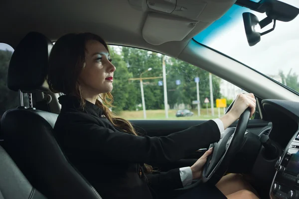 Jonge vertrouwen zakenvrouw rijdende auto — Stockfoto