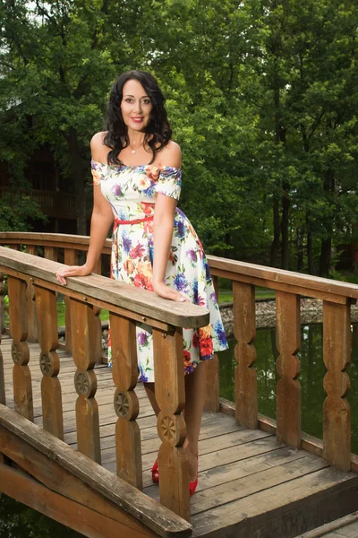 Beautiful adult woman relaxing in a park — Stock Photo, Image