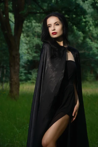 Siyah elbise ve siyah pelerin güzel esmer kadın — Stok fotoğraf