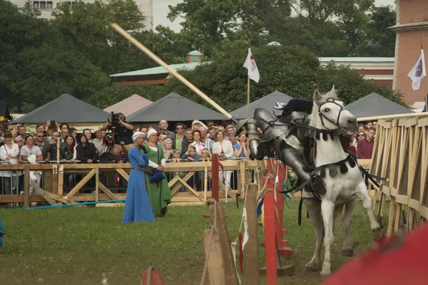 SAINT-PETERSBURG, RÚSSIA - 17 de julho de 2016: Batalha em um torneio de cavalaria do Neva — Fotografia de Stock