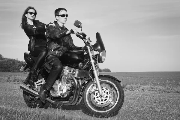 Couple actif sur la moto — Photo