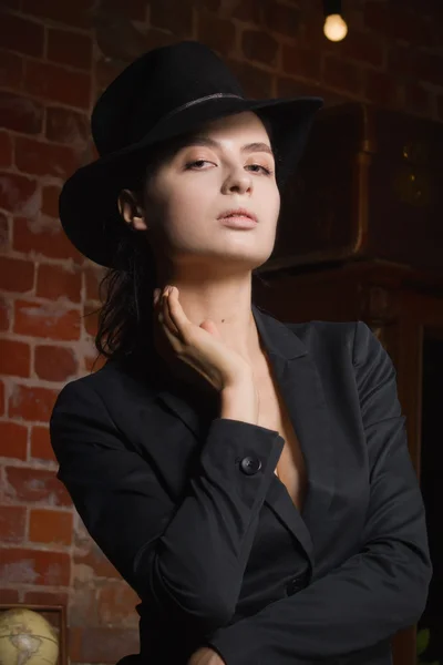 Mulher elegante moda vestindo terno preto e chapéu — Fotografia de Stock