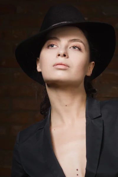 Elegante mujer de moda con traje negro y sombrero —  Fotos de Stock