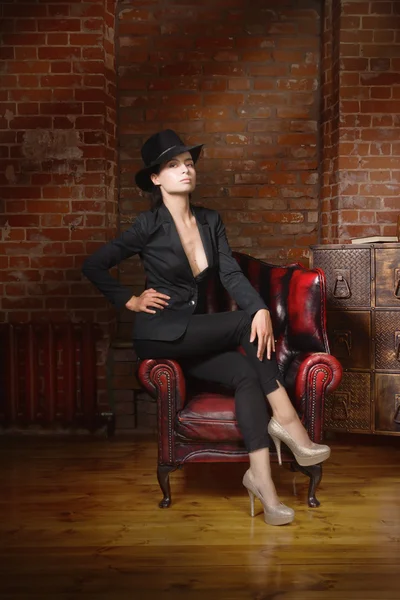 Элегантная модная женщина в черном костюме и шляпе — стоковое фото