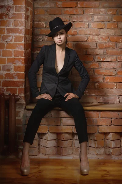 Elegante mujer de moda con traje negro y sombrero — Foto de Stock