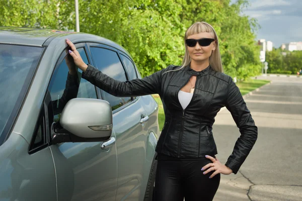 Модная женщина рядом с роскошным автомобилем — стоковое фото
