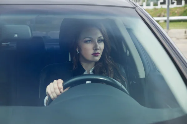 年轻自信女商人驾驶汽车 — 图库照片