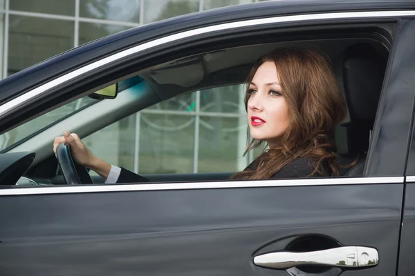 Jonge vertrouwen zakenvrouw rijdende auto — Stockfoto