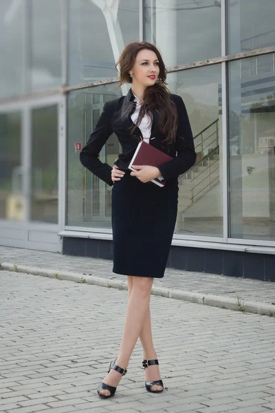 Atractiva mujer de negocios en traje en una calle — Foto de Stock