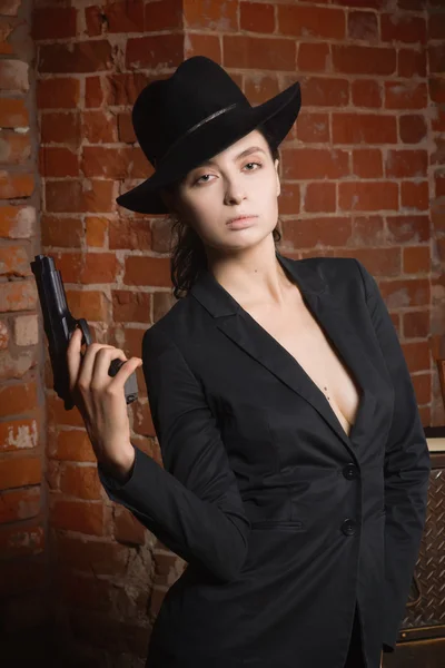 Нойр фільм стиль жінка в чорному костюмі з пістолетом — стокове фото