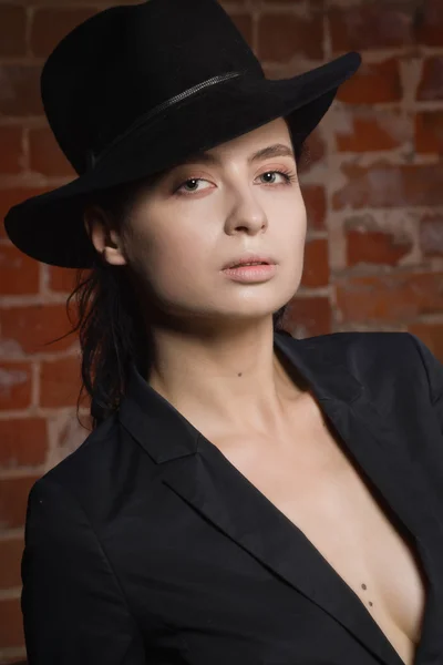 Mulher elegante moda vestindo terno preto e chapéu — Fotografia de Stock