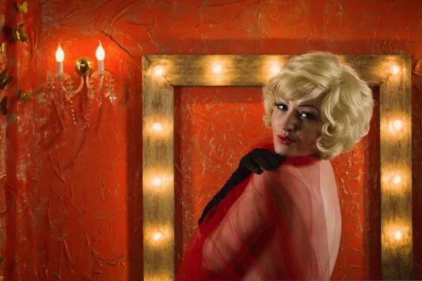 Jolie pin-up nue fille blonde modèle dans une chambre rouge — Photo