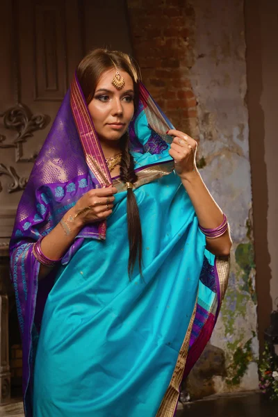 Mooie jonge vrouw in traditionele Indiase kleding — Stockfoto
