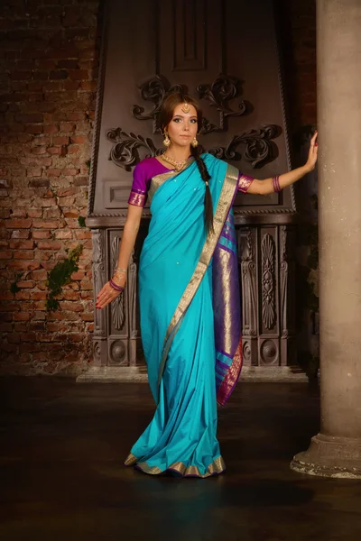 美丽的年轻女子，在传统的印度服装 — 图库照片