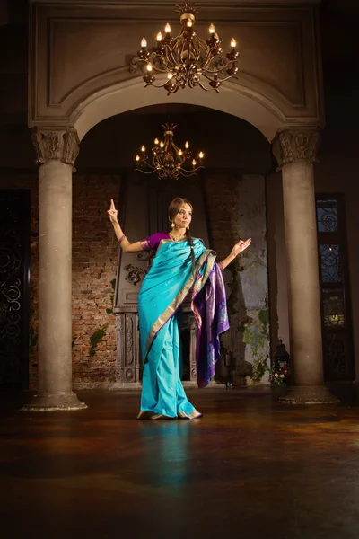 Bella giovane donna in abiti tradizionali indiani — Foto Stock