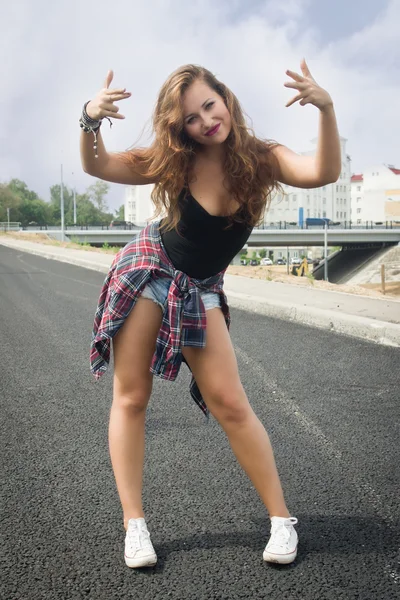 Chica joven bailando regeton en una calle de la ciudad —  Fotos de Stock