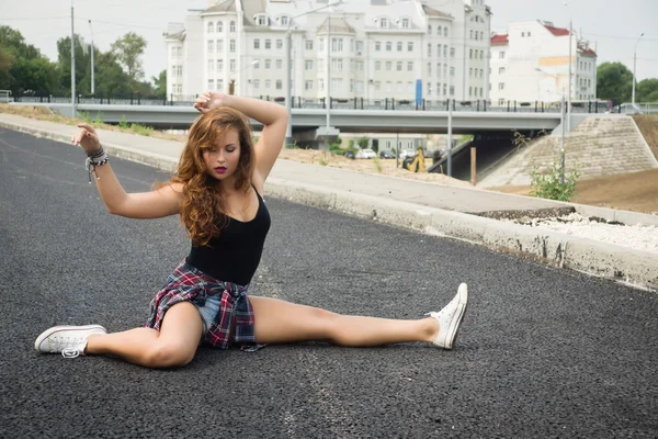 Chica joven bailando regeton en una calle de la ciudad —  Fotos de Stock