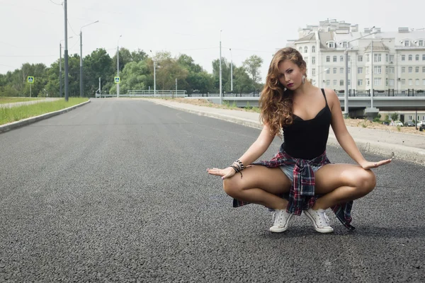 Young girl dancing regeton on a city street — Stock Photo, Image